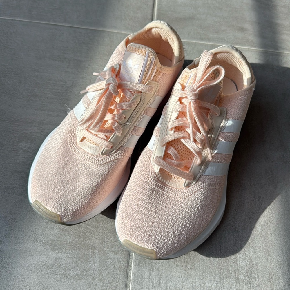 Adidas Women’s Swift Run Sneakers Size 9